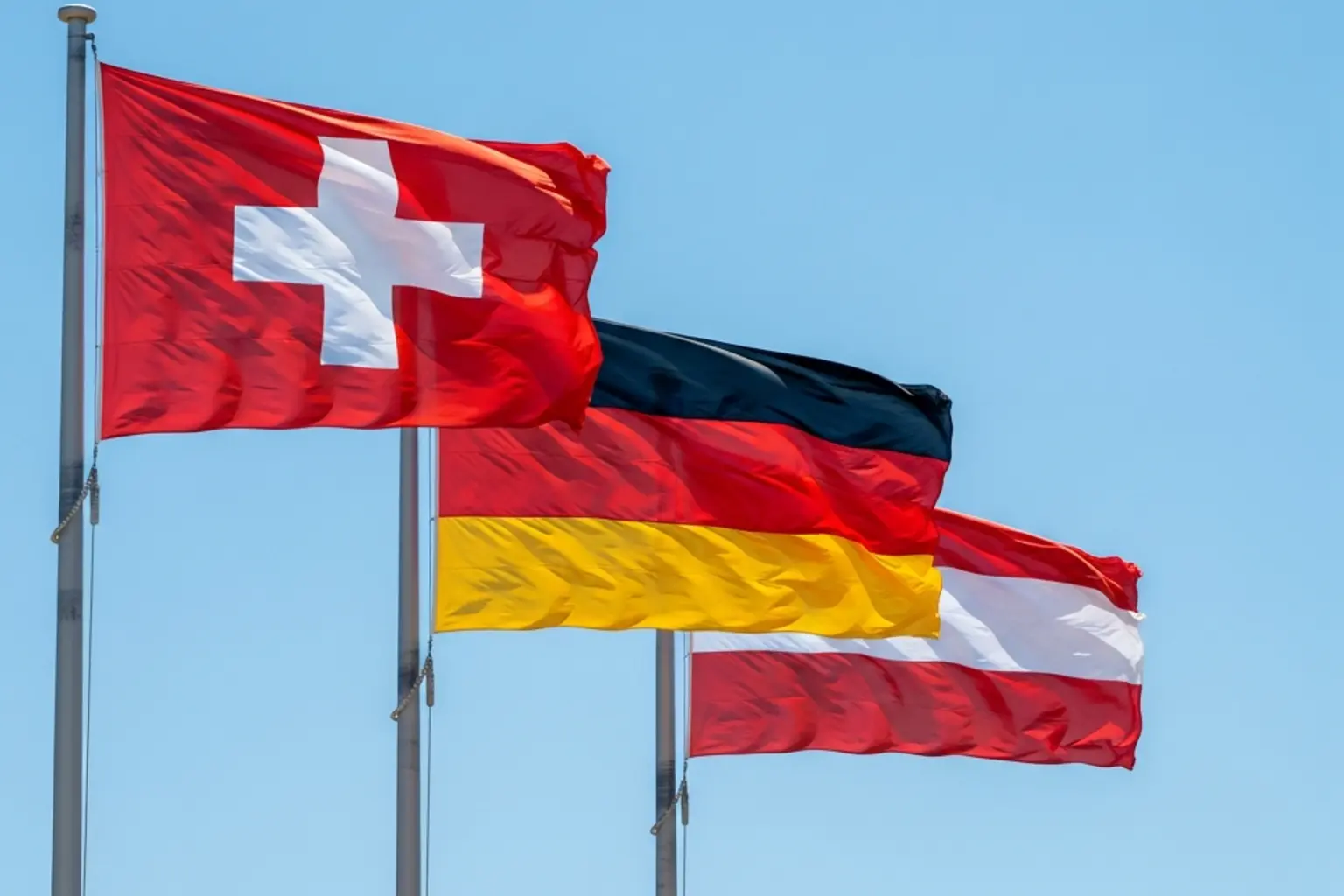 Flaggen der Schweiz, Deutschlands und Österreichs nebeneinander